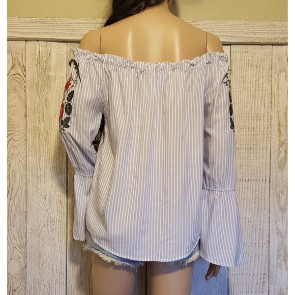 NWT Ivy & Main Off the Shoulder Embroidered Top - Picture 4 of 6